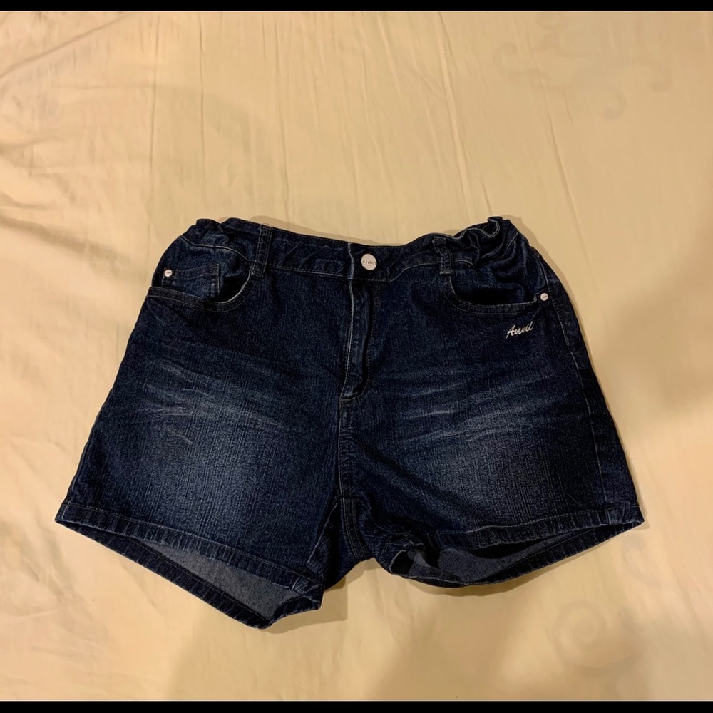 Shorts with elastic waist band